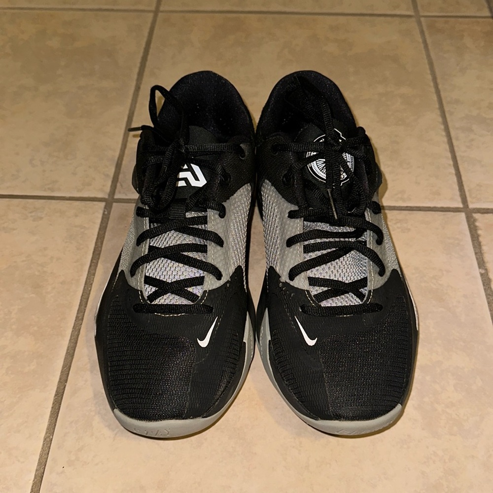 Men’s Nike sneakers size 6